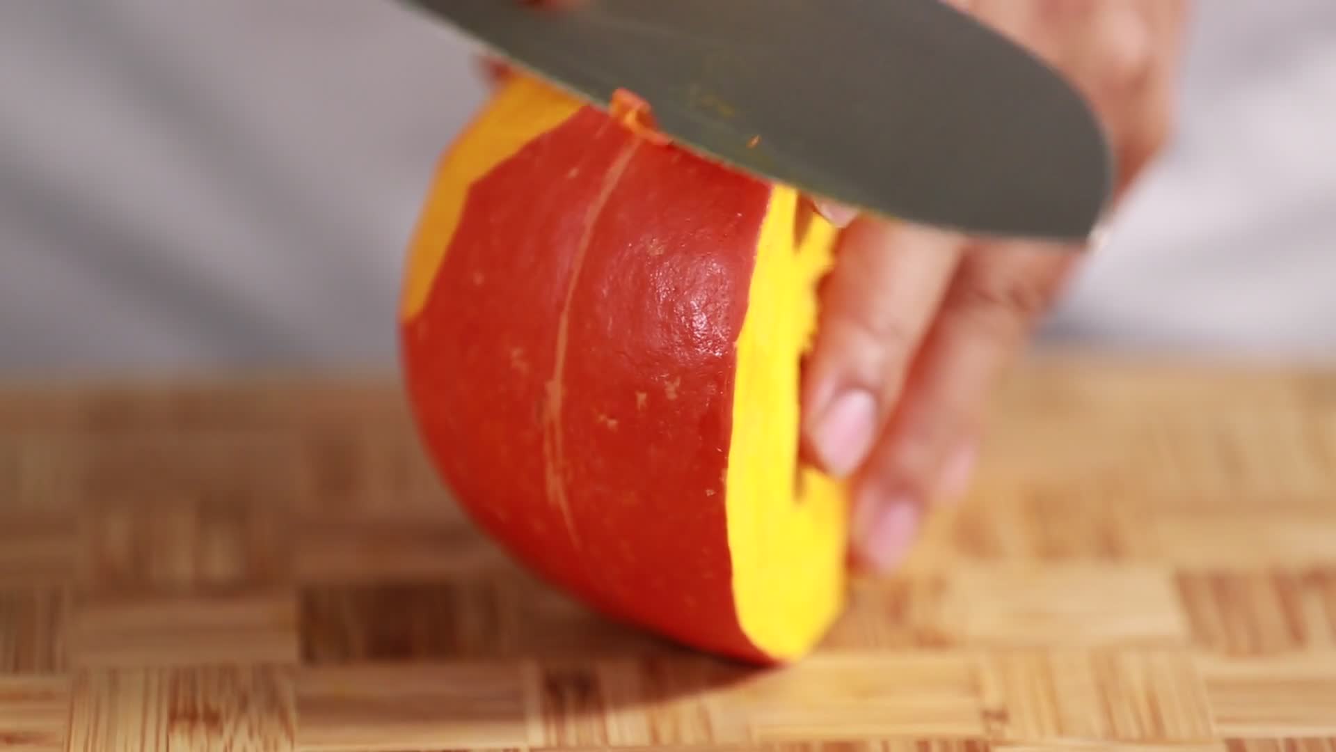 厨师给南瓜削皮切块视频的预览图