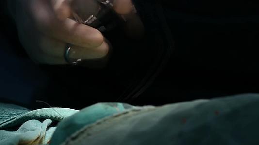 医生擦汗手术缝针缝合剪刀视频的预览图