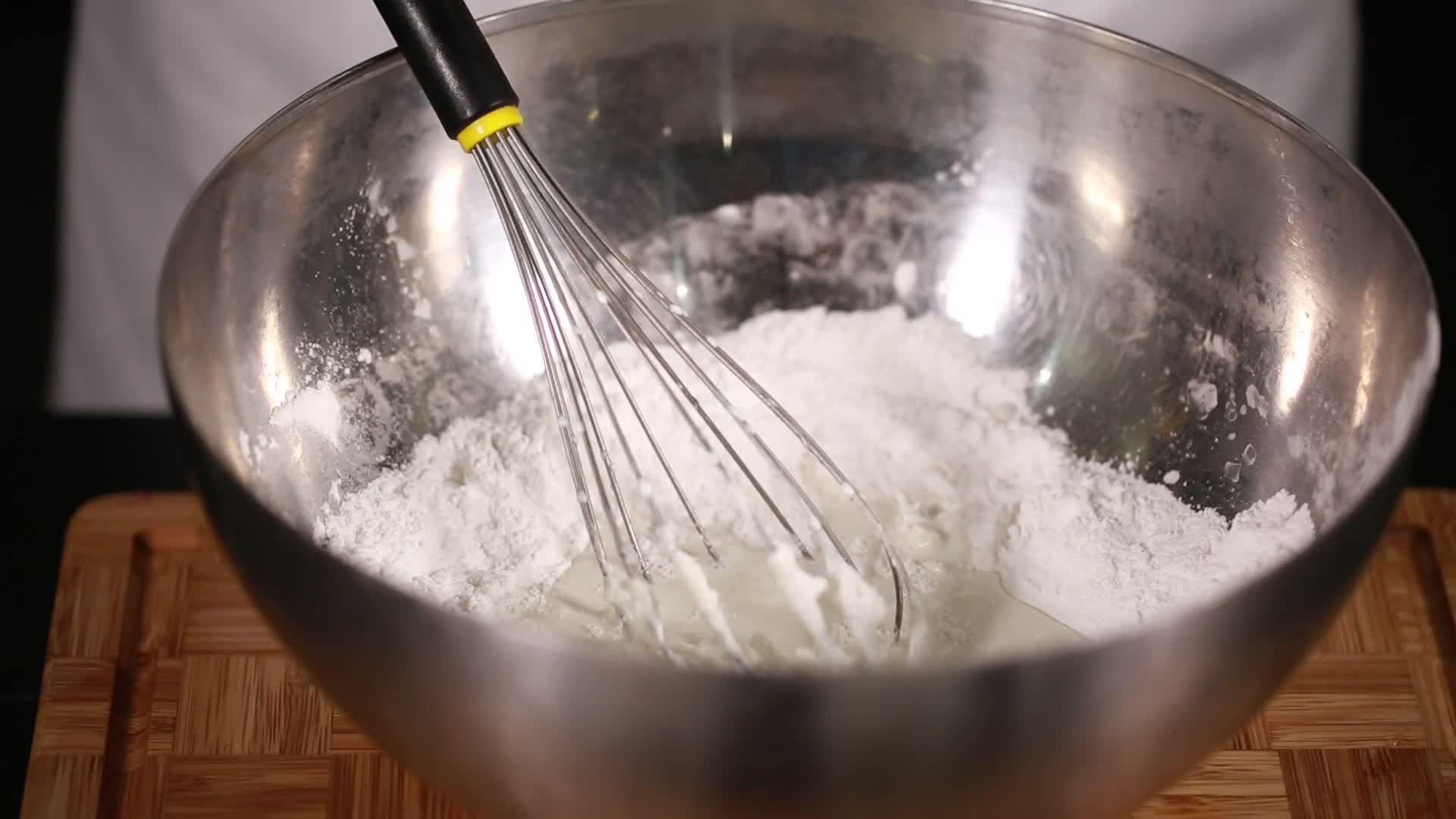 厨师调面糊面团视频的预览图