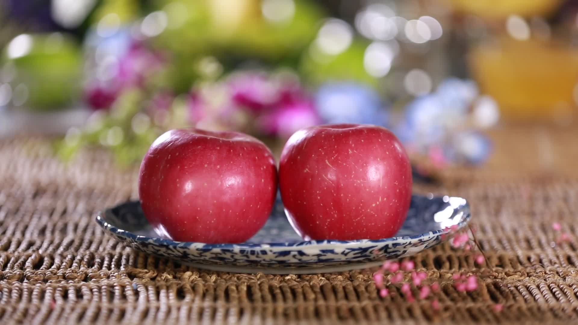 红富士苹果厨师削红苹果视频的预览图