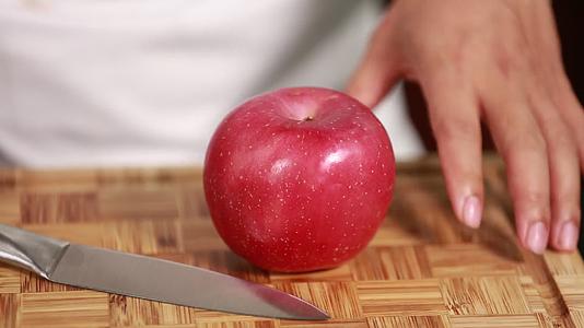 红富士苹果厨师削红苹果视频的预览图