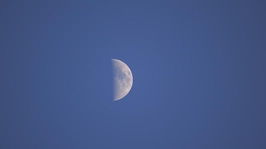 中秋节的蛾眉月月亮视频的预览图