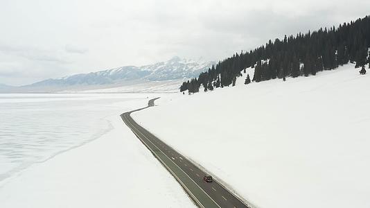 4k实拍新疆赛里木湖雪景视频的预览图