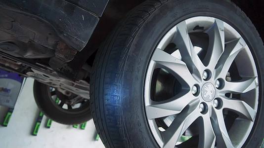 汽车更换轮胎修理维护视频的预览图