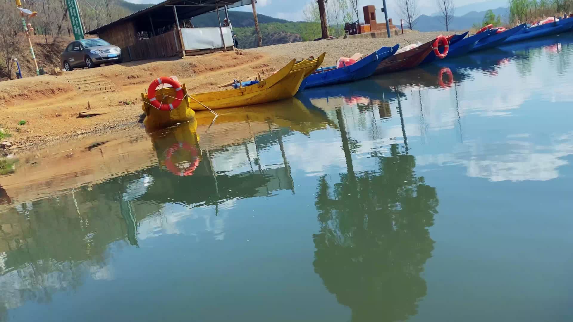 泸沽湖划船荡漾起双桨视频的预览图