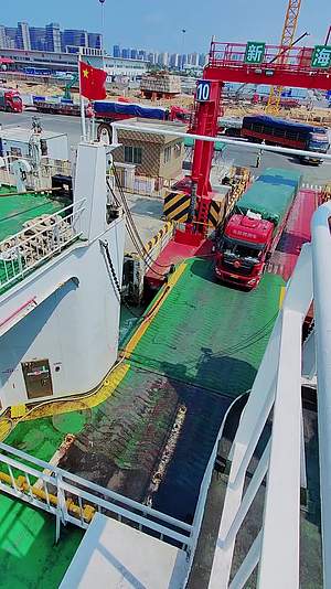 海边轮船运输集装箱视频的预览图