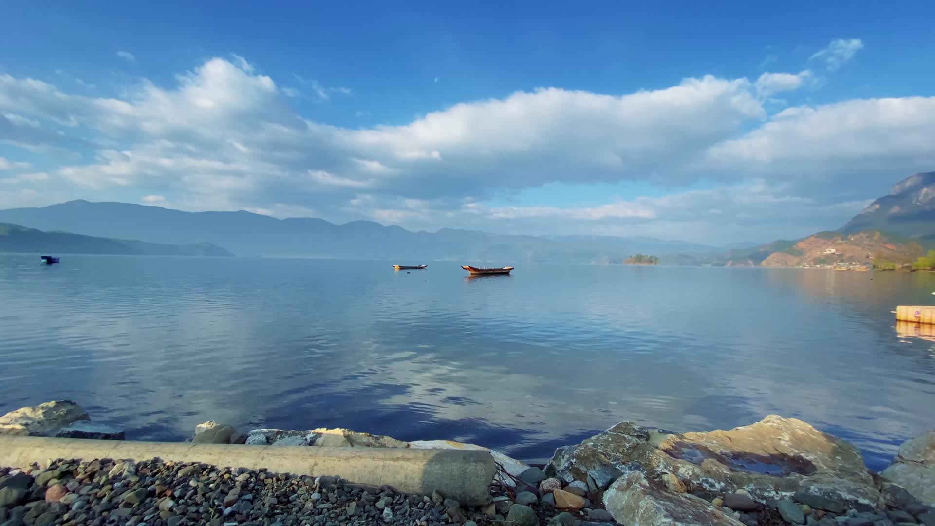 泸沽湖山水草原小岛视频的预览图