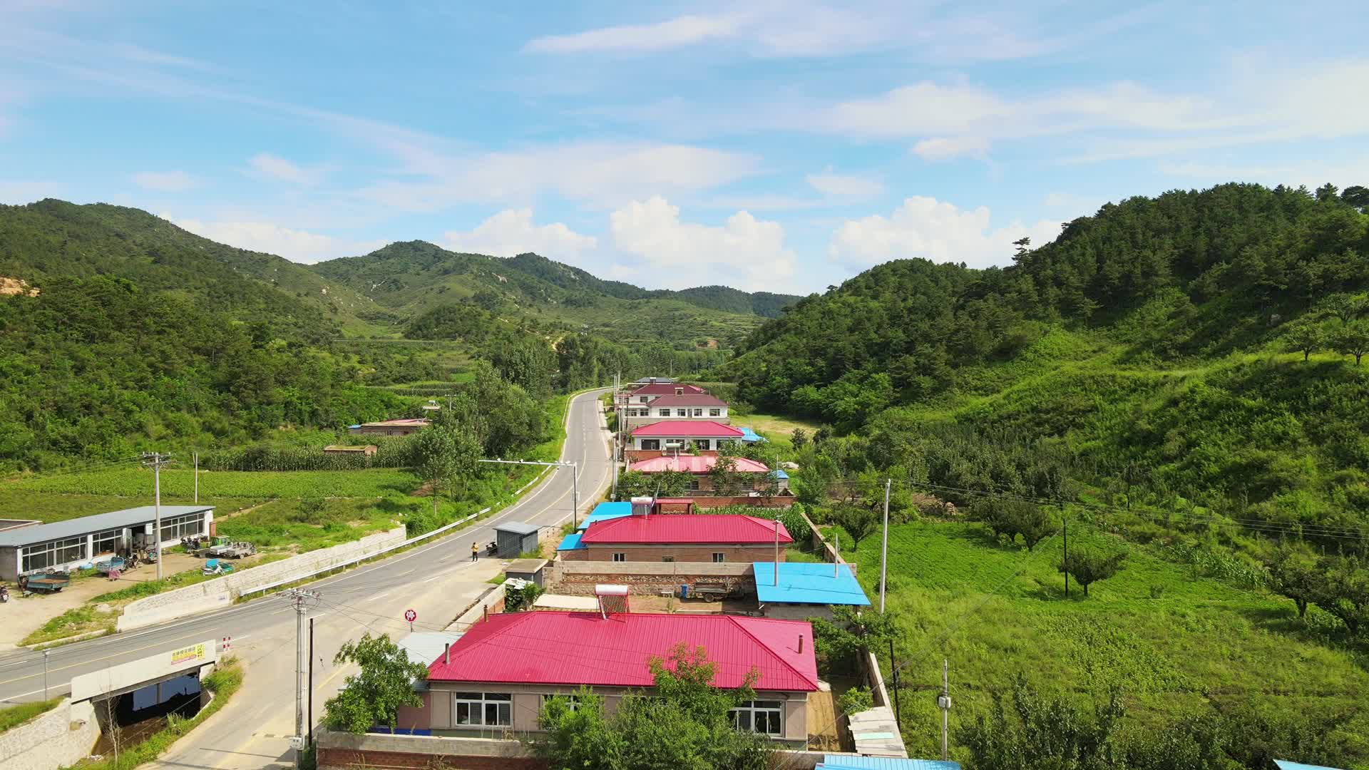 航拍东北辽西南部山区新农村视频的预览图