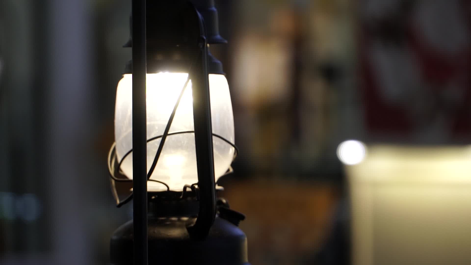 夜晚商场里装饰用的煤油灯视频的预览图