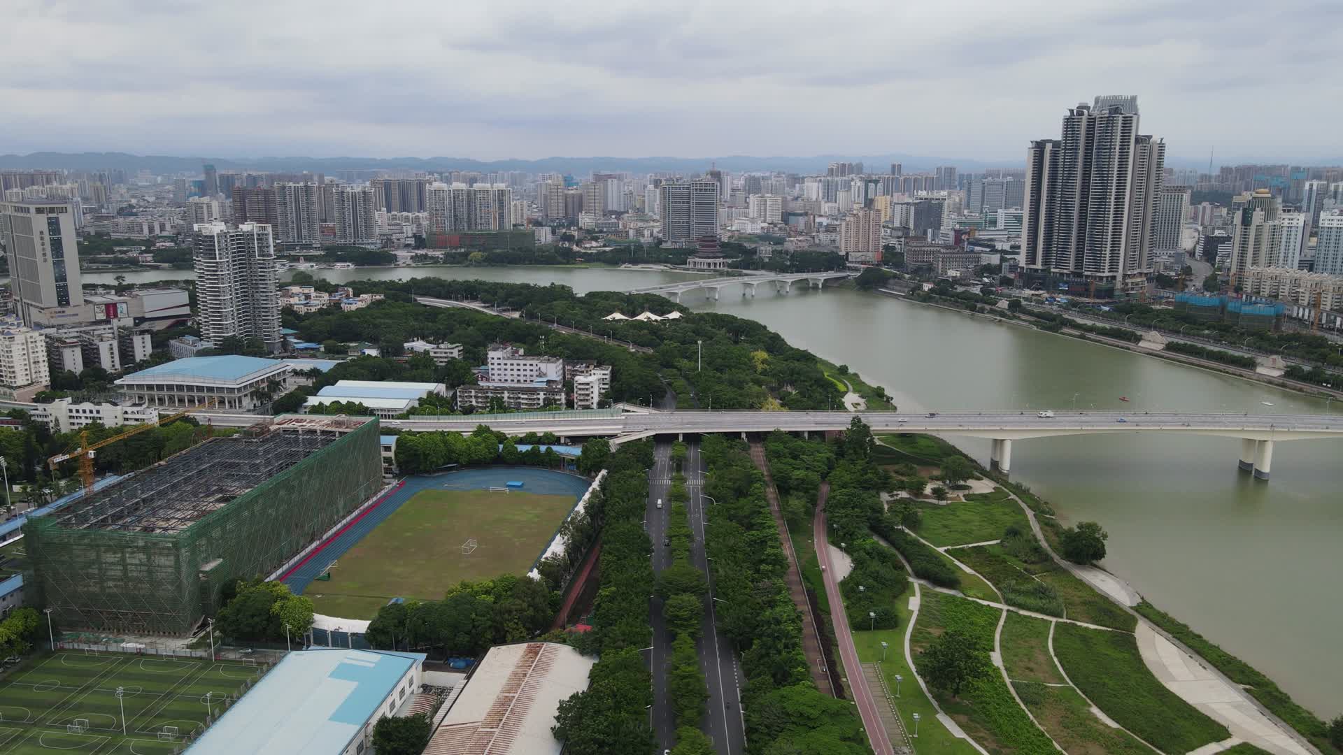 广西南宁江滨休闲公园航拍视频的预览图