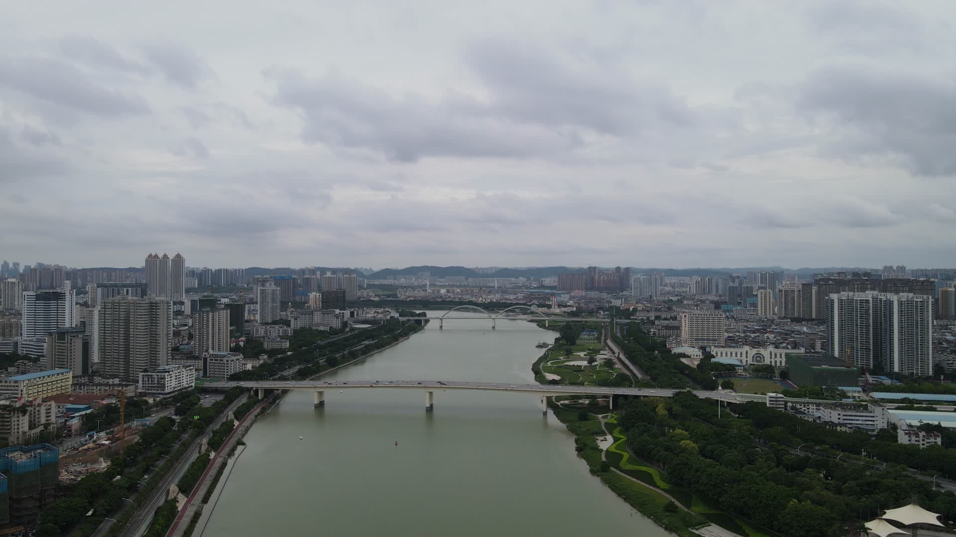航拍广西南宁邕江凌铁大桥视频的预览图