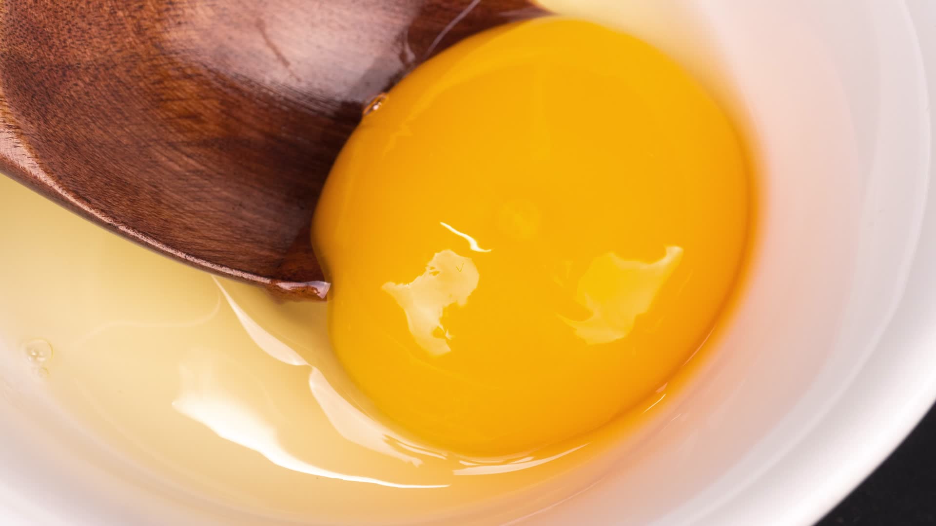 新鲜的土鸡蛋蛋黄4k实拍视频的预览图