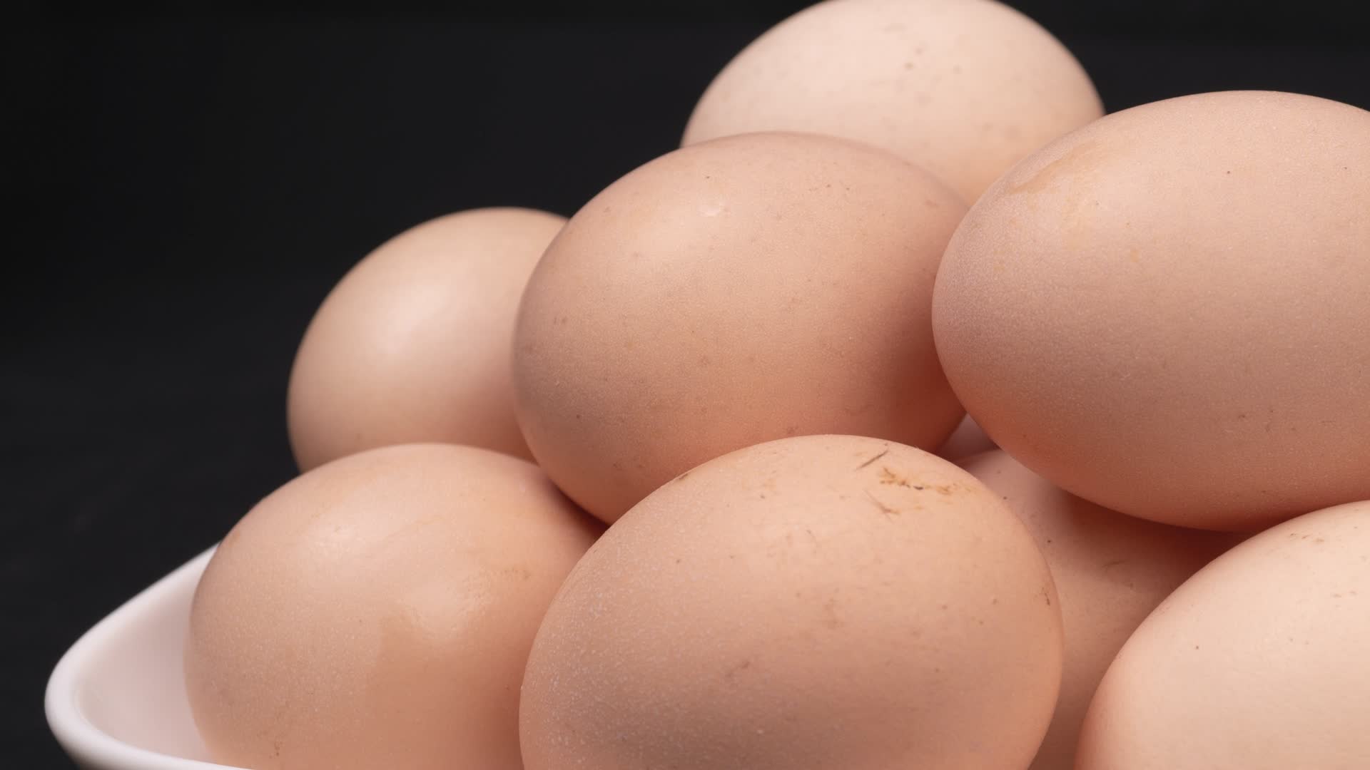 新鲜的土鸡蛋4k实拍视频的预览图