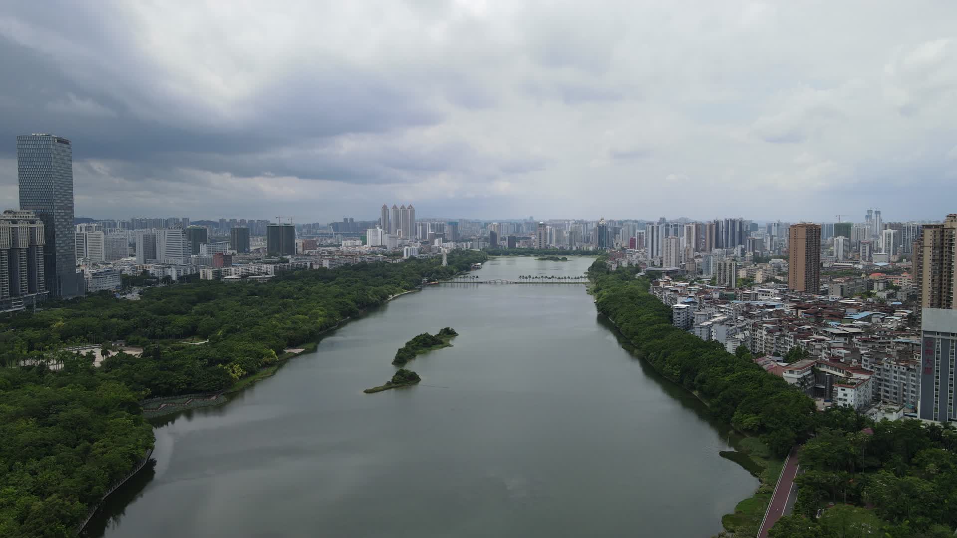 航拍广西南宁南湖公园视频的预览图