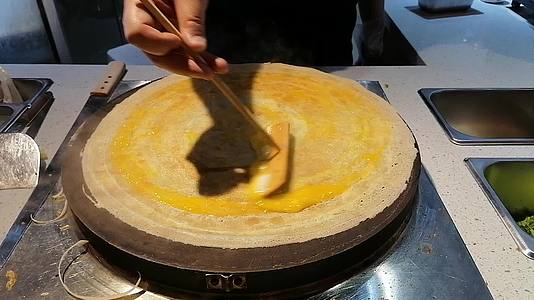 煎饼美食制作过程实拍视频的预览图