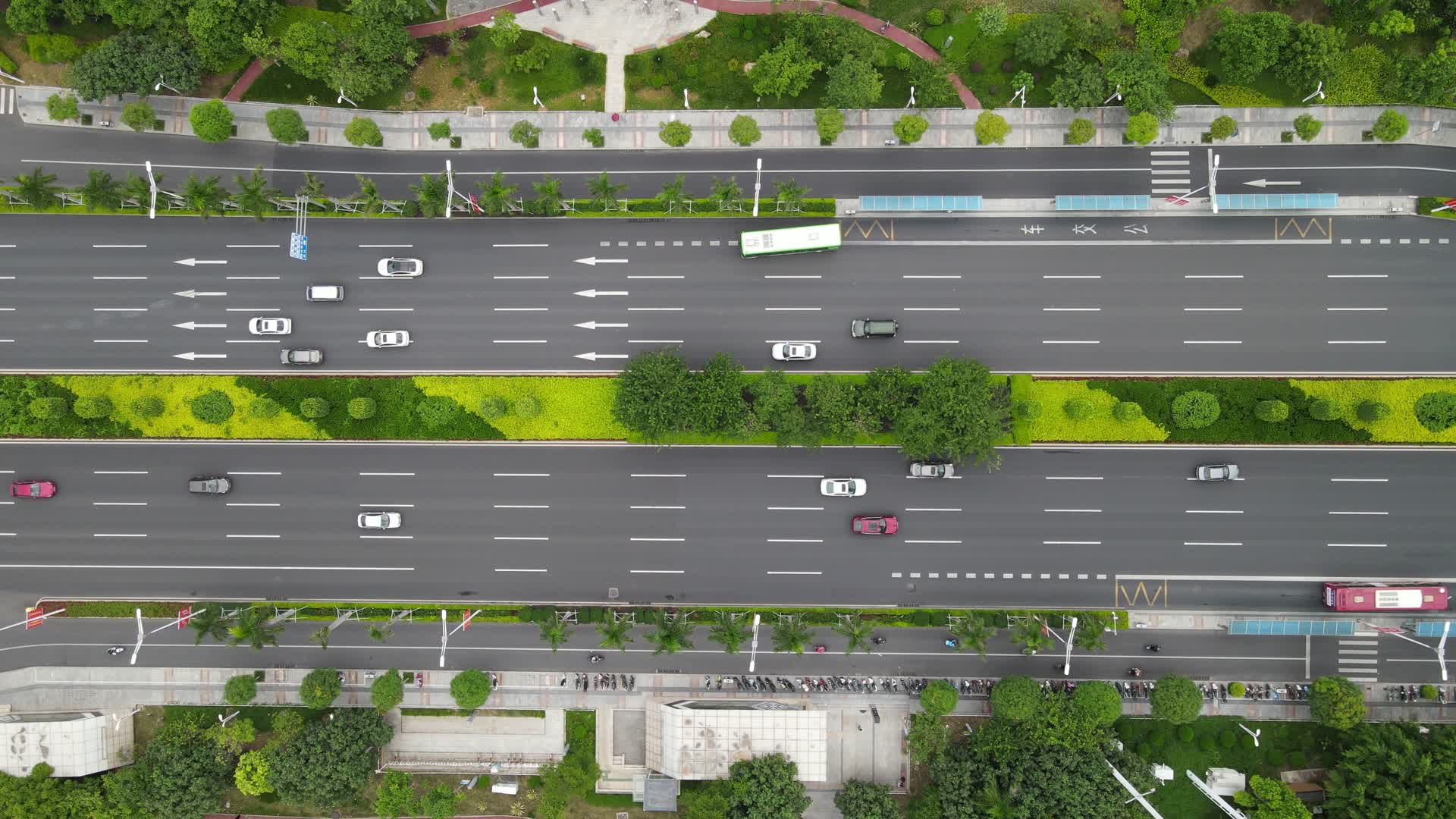 广西南宁民族大道绿化交通视频航拍视频的预览图