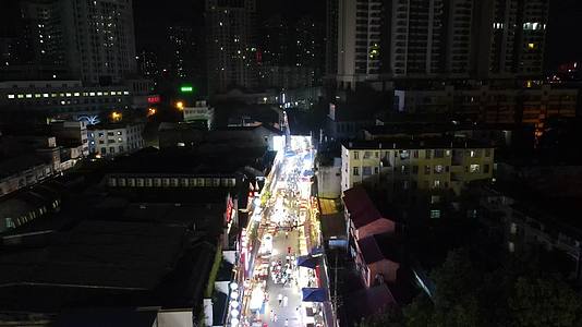 航拍广西南宁中山路步行街夜景视频的预览图