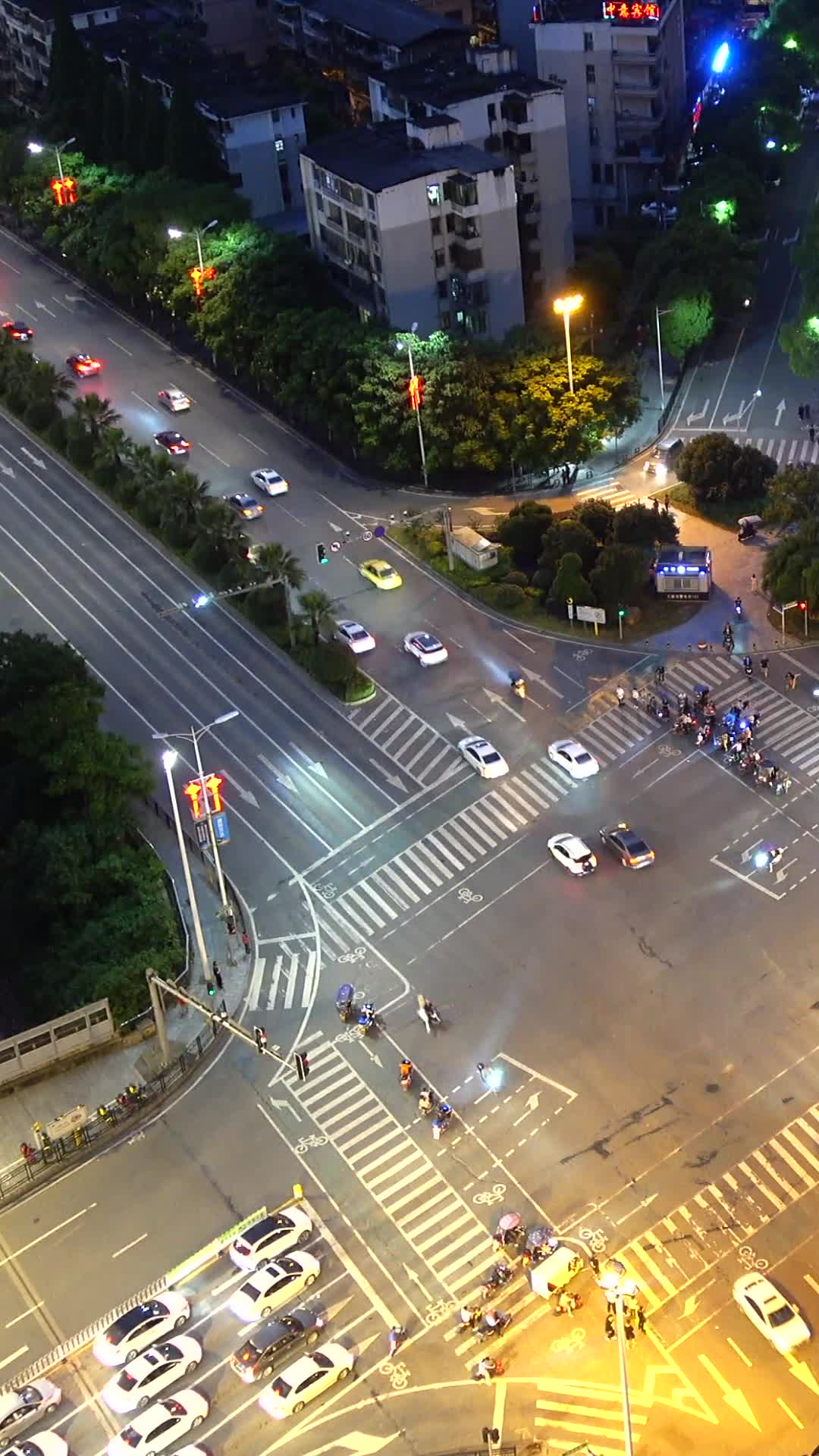 湖南衡阳城市十字路口夜晚车流航拍视频的预览图