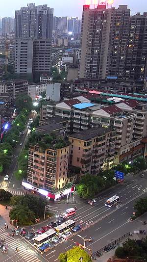 湖南衡阳城市十字路口夜晚车流航拍视频的预览图