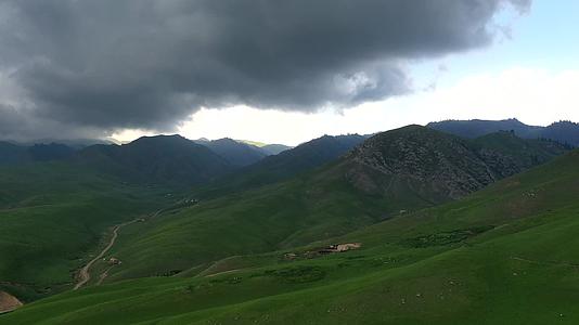 新疆阿克塔斯草原视频的预览图