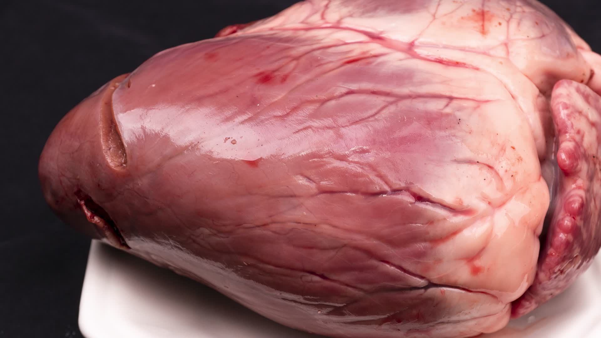 新鲜猪心生鲜肉品4k实拍视频的预览图
