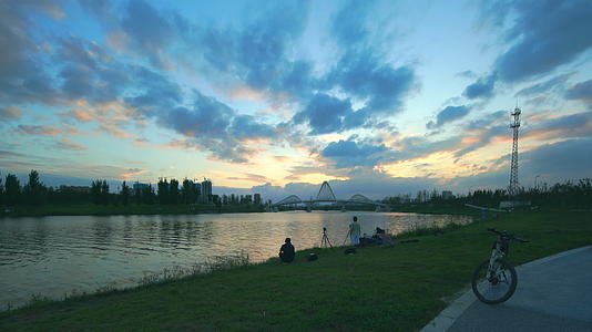 西安河边看日落的人实拍视频的预览图