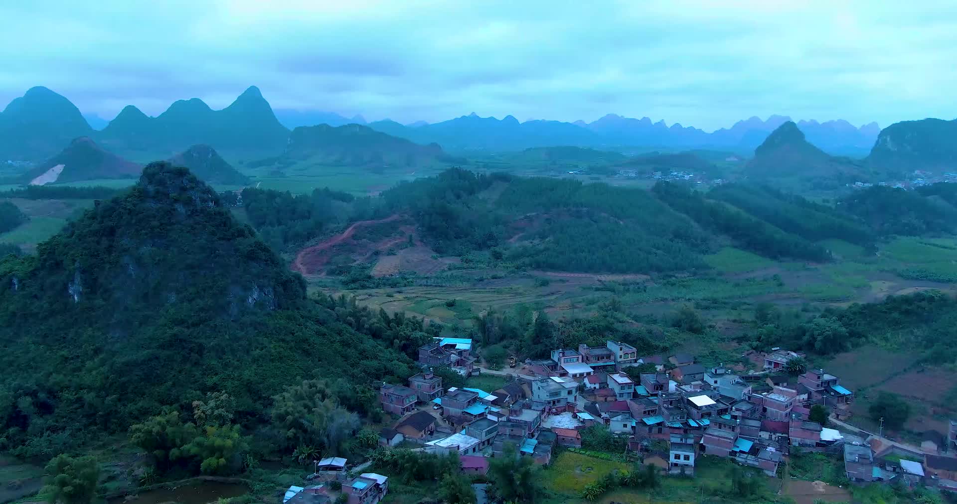 广西柳州少数民族村落视频的预览图