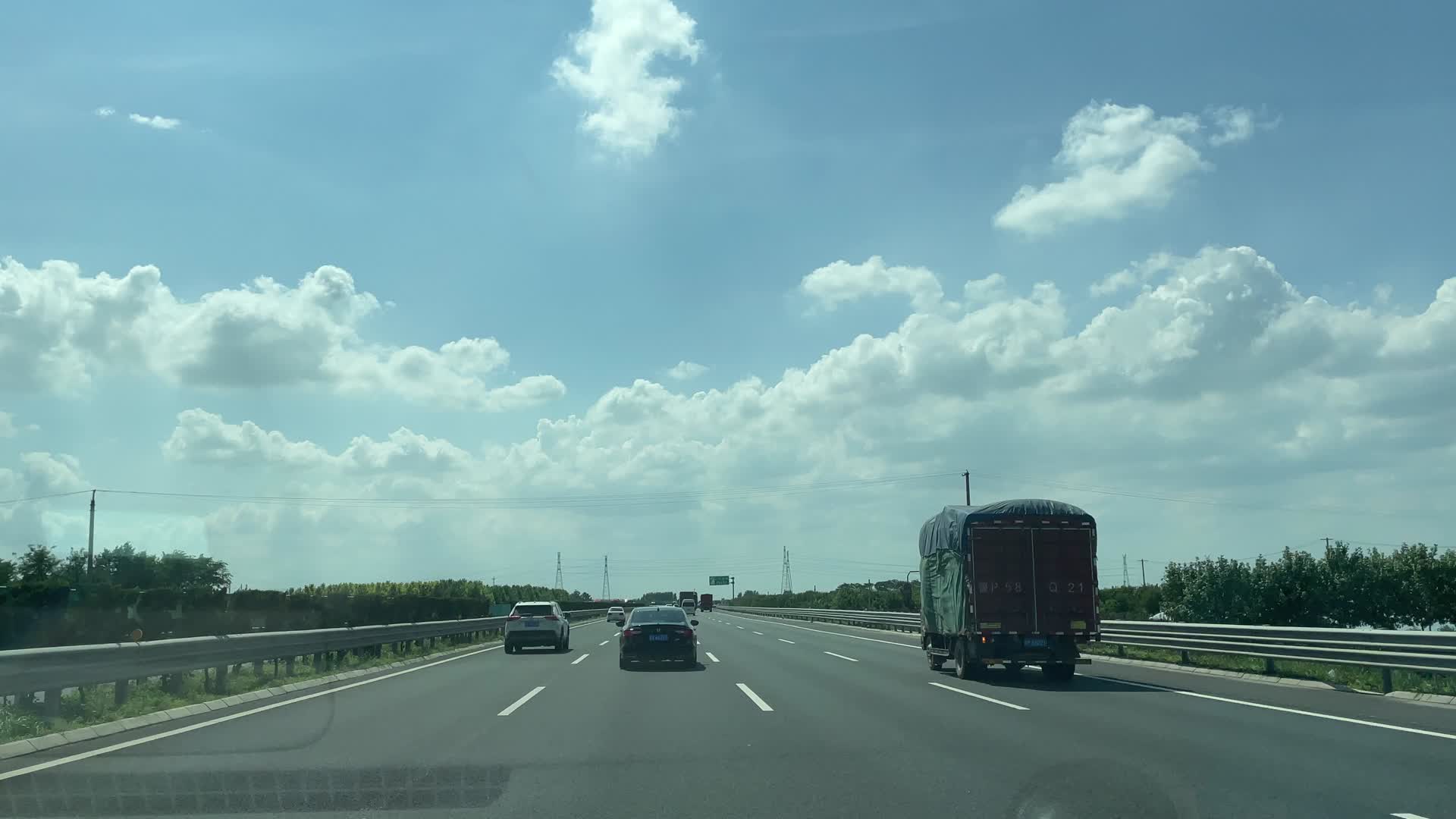 高速沿途风景视频的预览图
