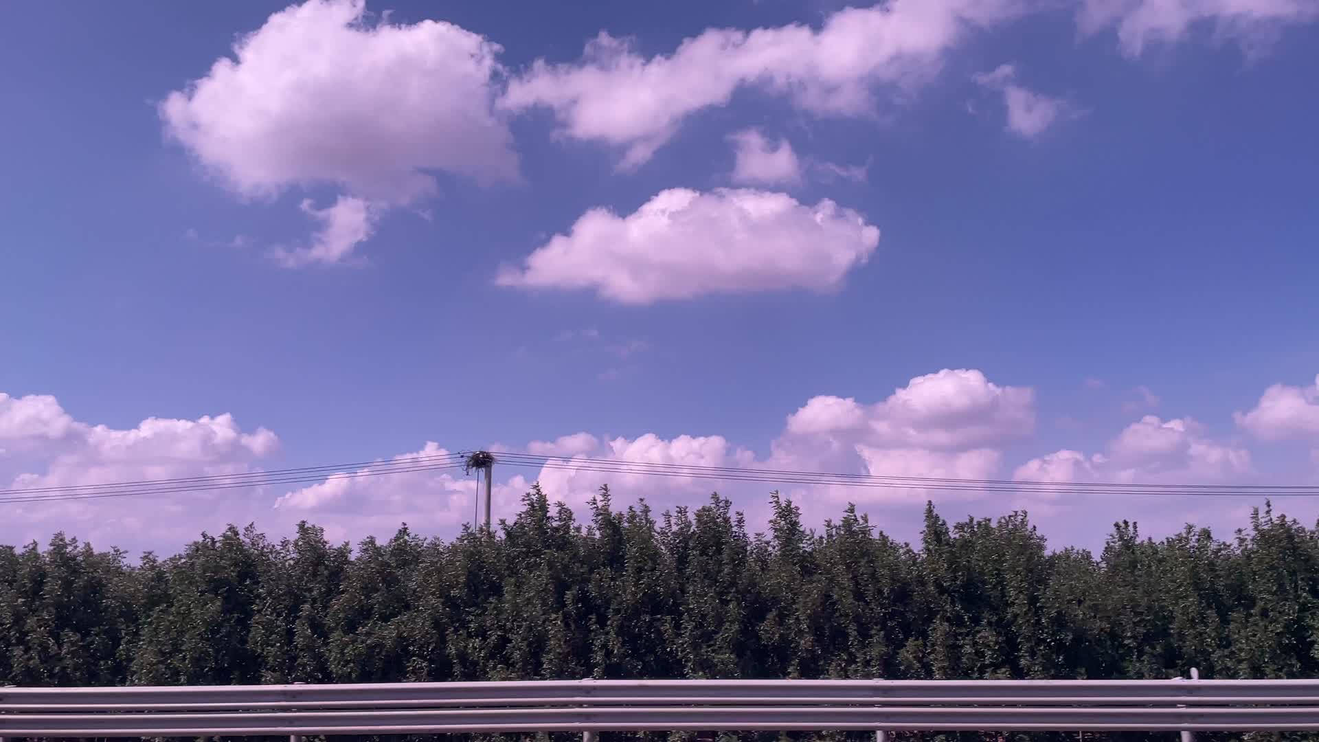 高速路上拍摄蓝天白云视频的预览图