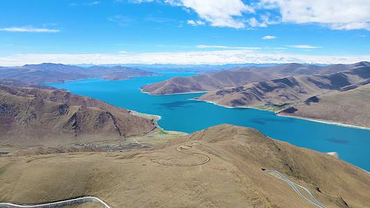 4K航拍碧水蓝天羊湖自然风景视频的预览图