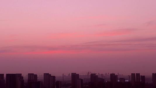 日出延时东方红太阳升城市早晨早晨太阳视频的预览图