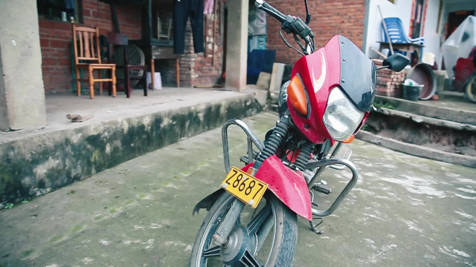 农村停放的摩托车视频的预览图