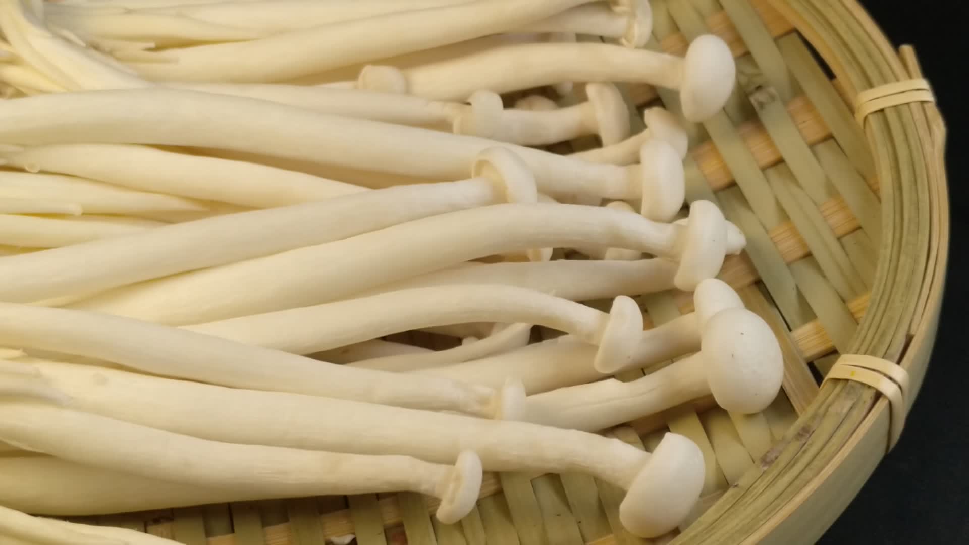 海鲜菇白玉菇食用菌美食实拍4K视频视频的预览图