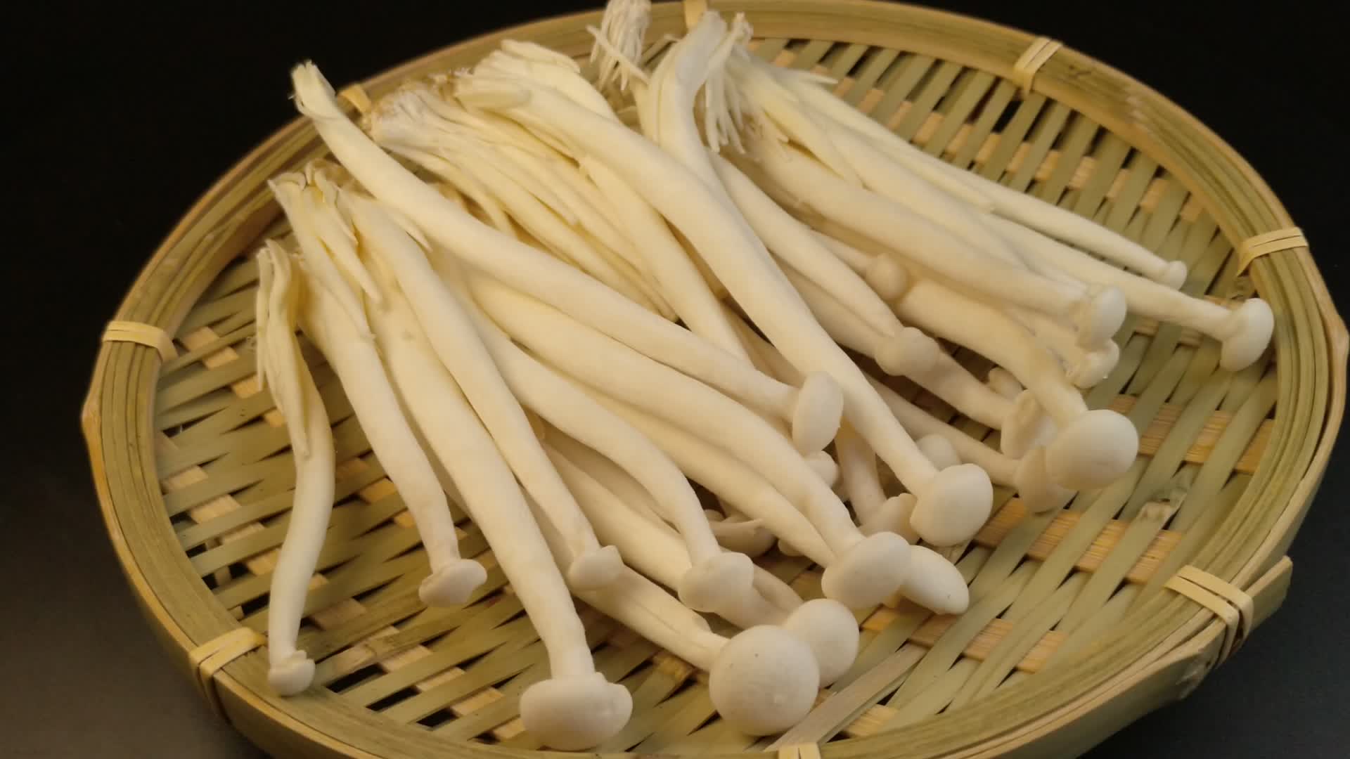 海鲜菇白玉菇食用菌美食实拍4K视频视频的预览图