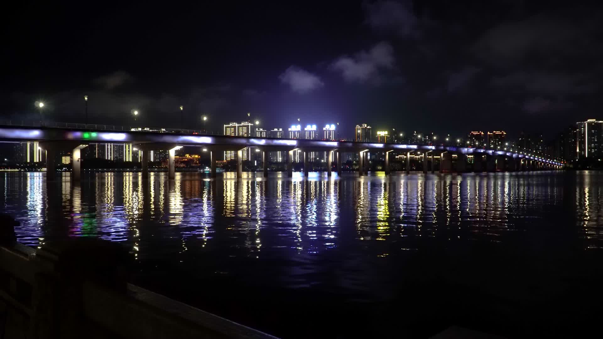 夜晚城市江水大桥风景视频的预览图