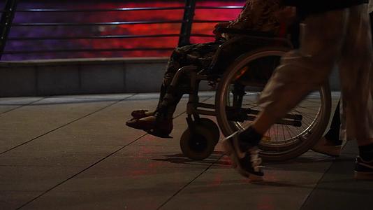 推轮椅赡养老人视频的预览图