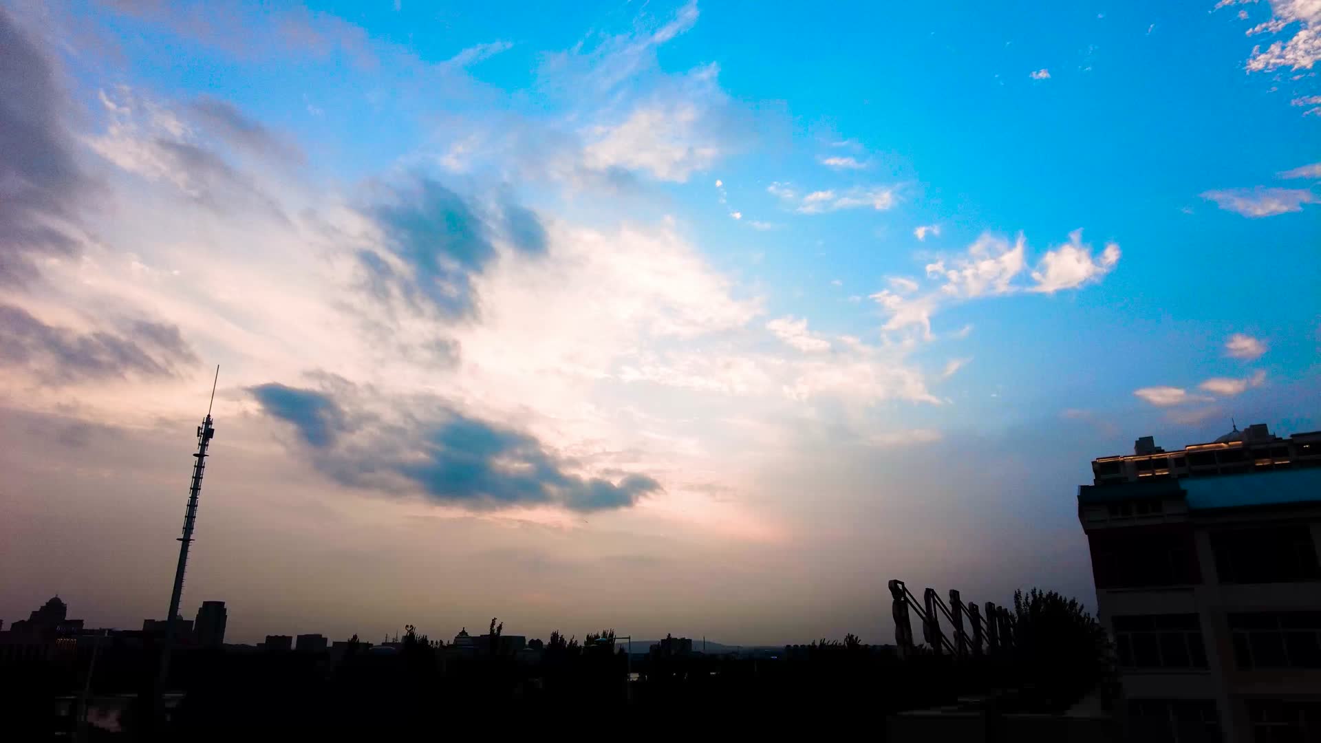 4k延时拍摄傍晚时分夕阳西下天空云层变化视频的预览图