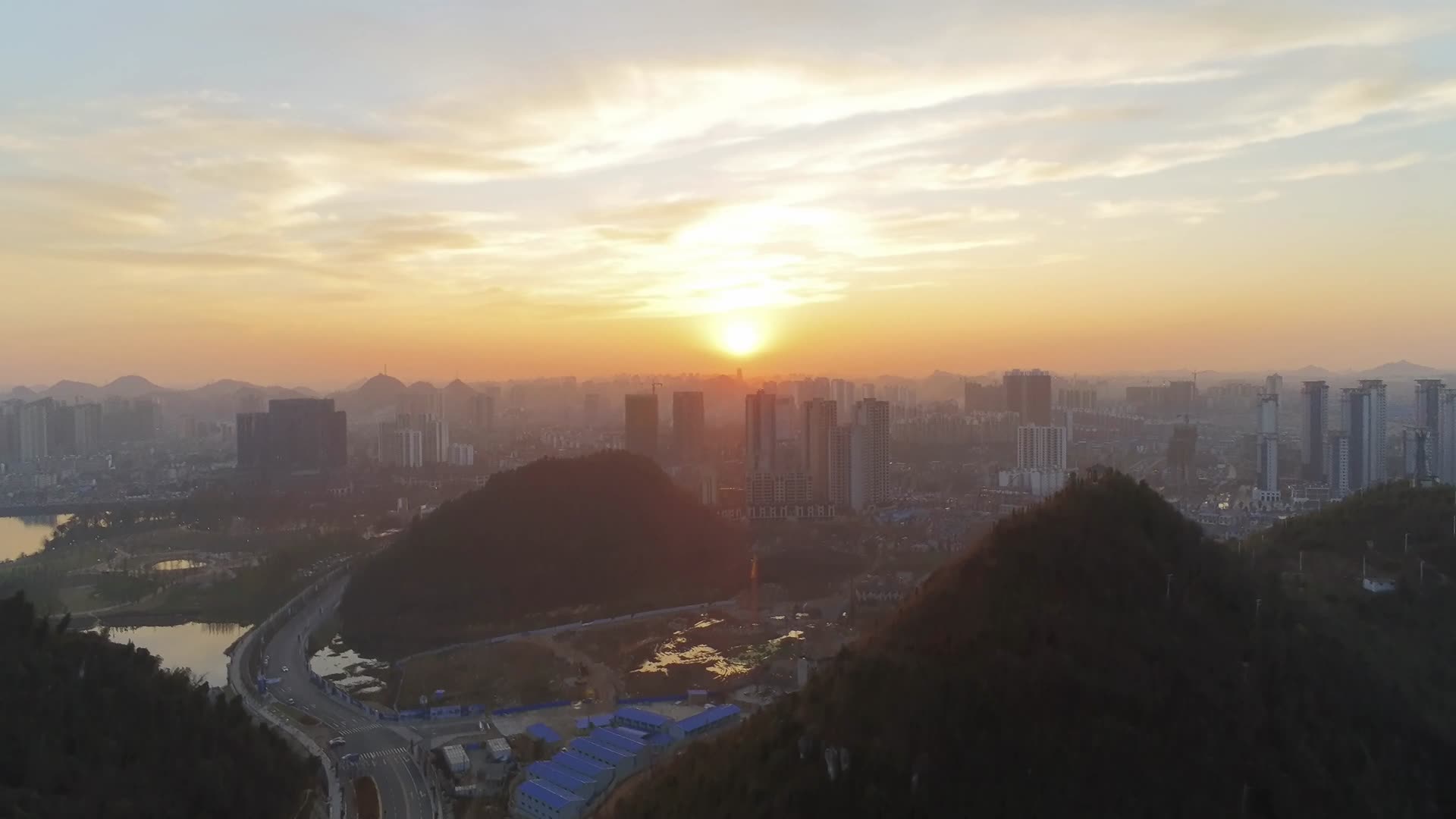 4K安顺虹湖公园日落航拍城市风景视频的预览图