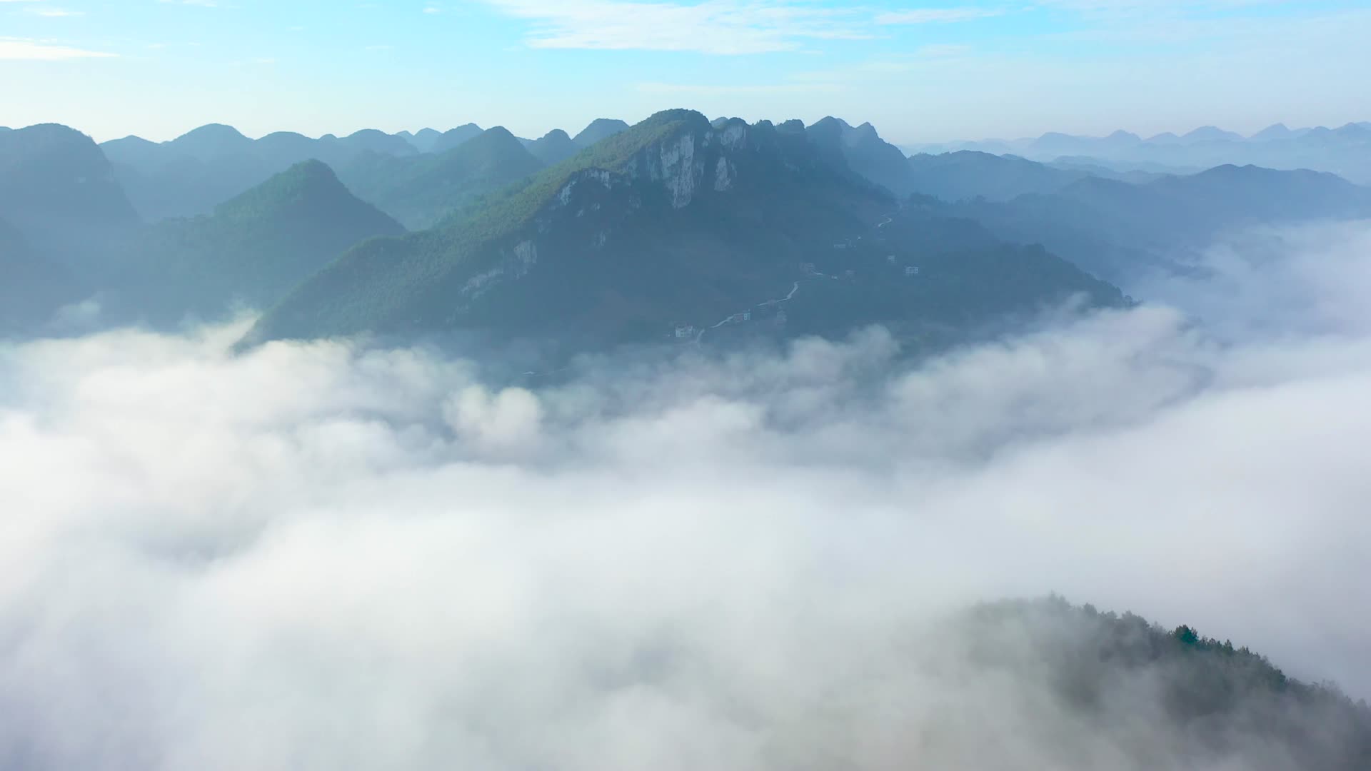 贵州云雾航拍山川风光视频的预览图