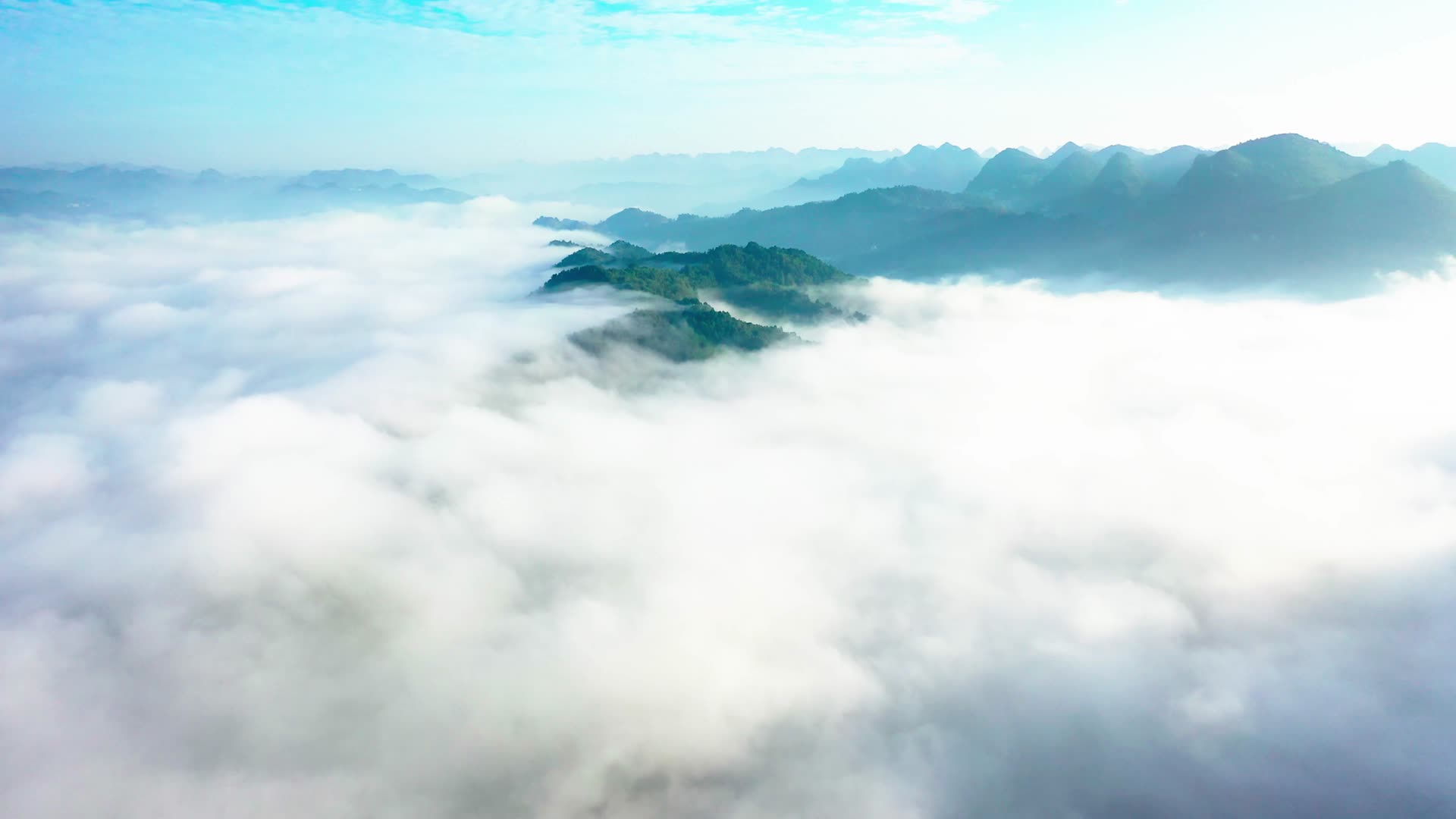 贵州云雾航拍山川风光视频的预览图