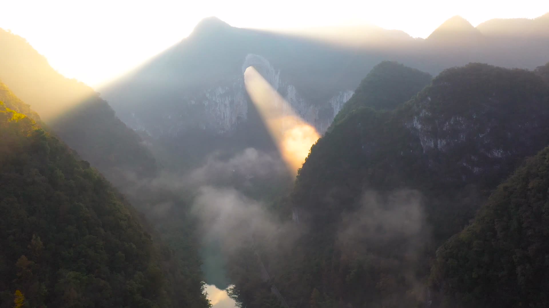贵州风光峡谷格凸河神光太阳升起穿过山洞4K视频的预览图