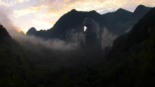 贵州风光峡谷格凸河神光太阳升起穿过山洞4K视频的预览图