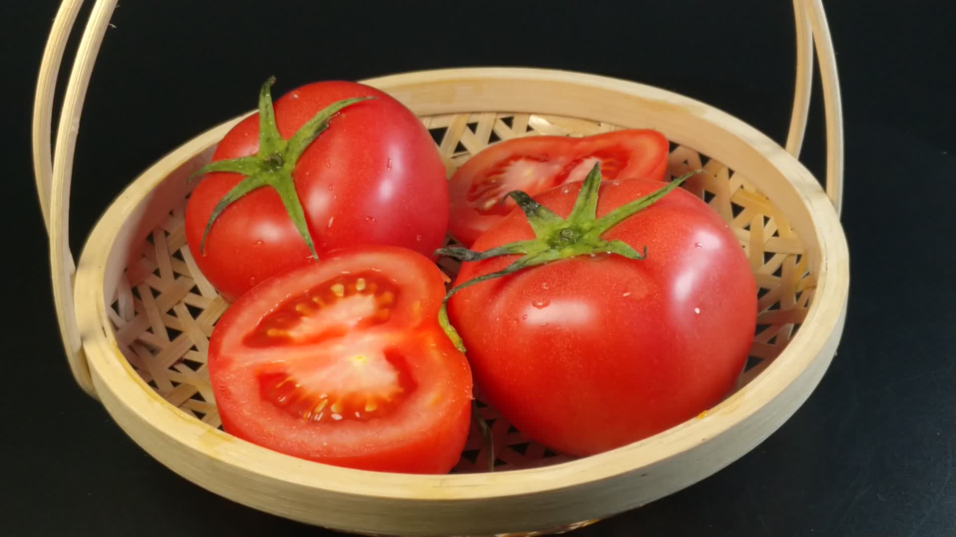 番茄西红柿美食食材4K实拍视频视频的预览图