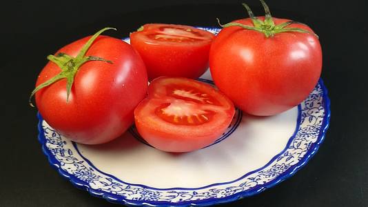 番茄西红柿美食食材4K实拍视频视频的预览图