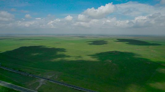 5k超高清航拍蓝天白云下的金秋草原视频的预览图