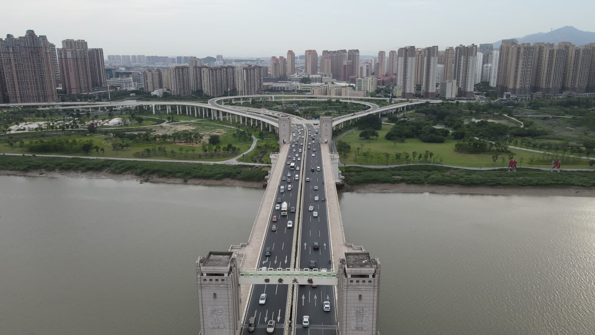 福建泉州晋江田安大桥交通4K航拍视频的预览图