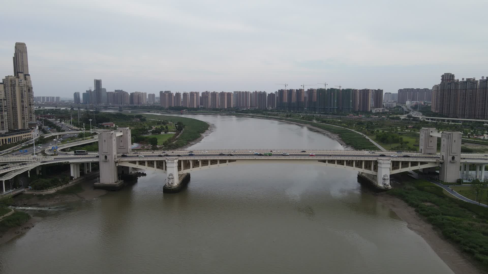 福建泉州晋江田安大桥交通4K航拍视频的预览图