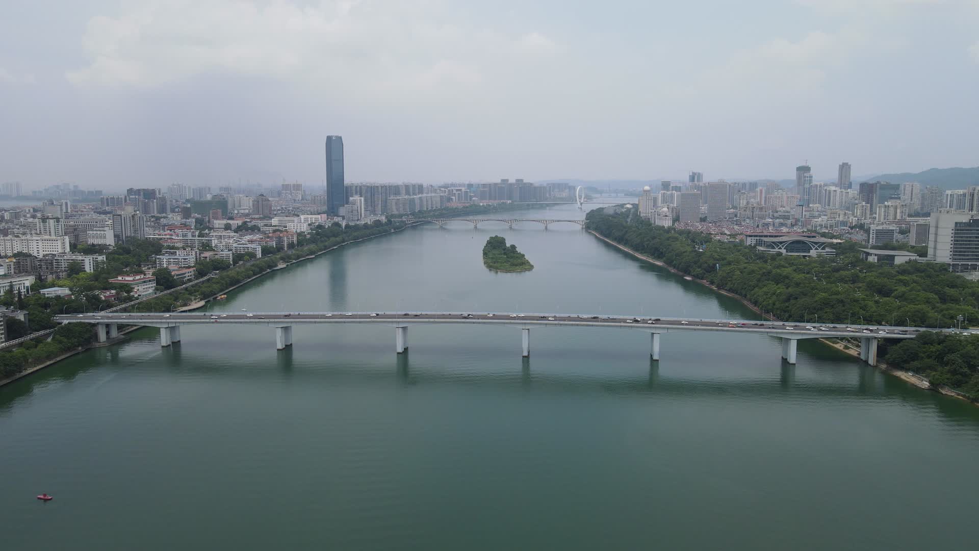 广西柳州柳江大桥交通4K航拍视频视频的预览图