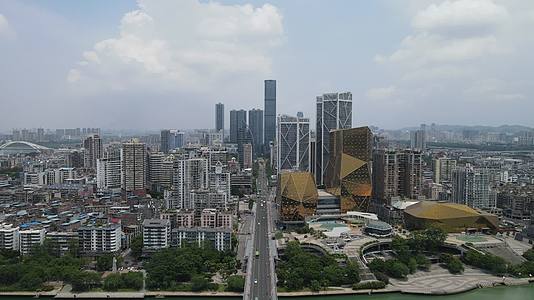 广西柳州城市高楼地王大厦地标建筑航拍视频视频的预览图