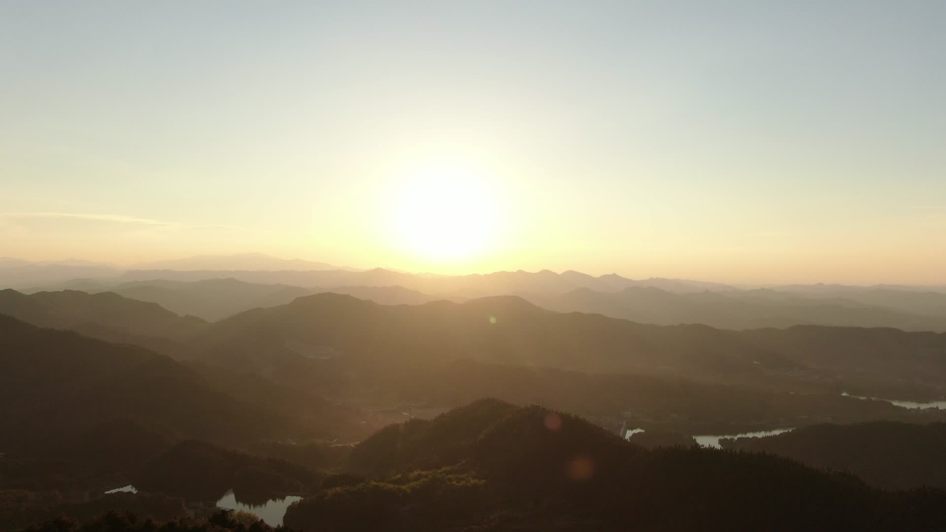大山中日出剪影4K航拍视频视频的预览图